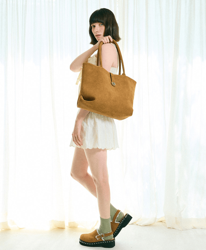 TryTryLook AI fashion example https://static-1326352035.cos.ap-guangzhou.myqcloud.com/style/60fc9653-9923-45d7-9b26-9fec95fc52b9.png